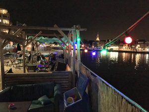 Uitzicht richting Noord-Hollands Kanaal en Waagtoren vanaf Stadsstrand