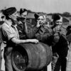 Soldaten drinken bier na WW2