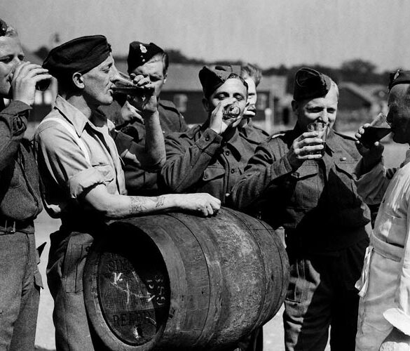 Soldaten drinken bier na WW2