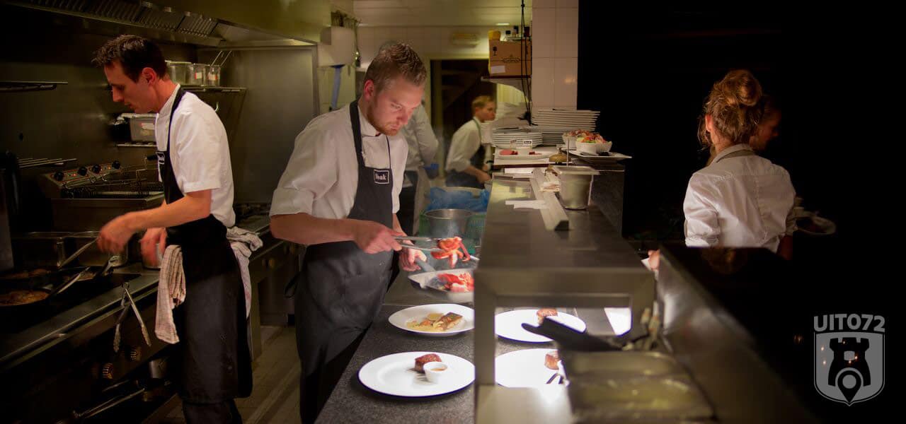 Steak & Lobster: borden opmaken in keuken