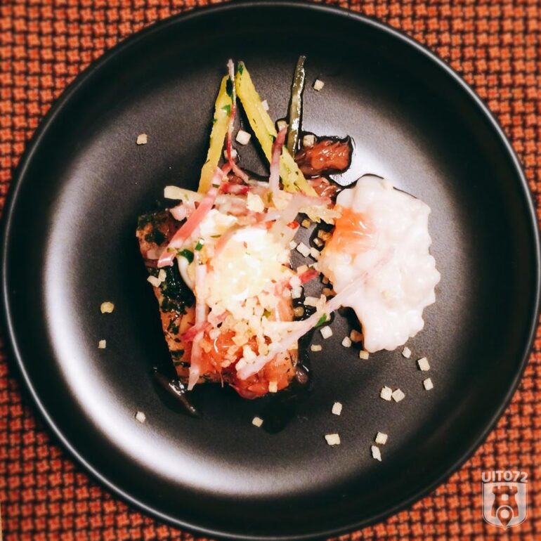 Langzaam gegaarde en gerookte zalm