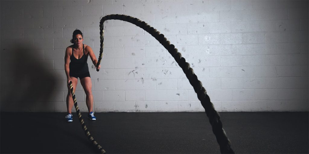 Fitness vrouw touwen