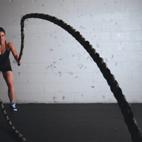 Fitness vrouw touwen