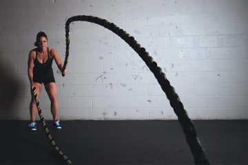 Fitness vrouw touwen