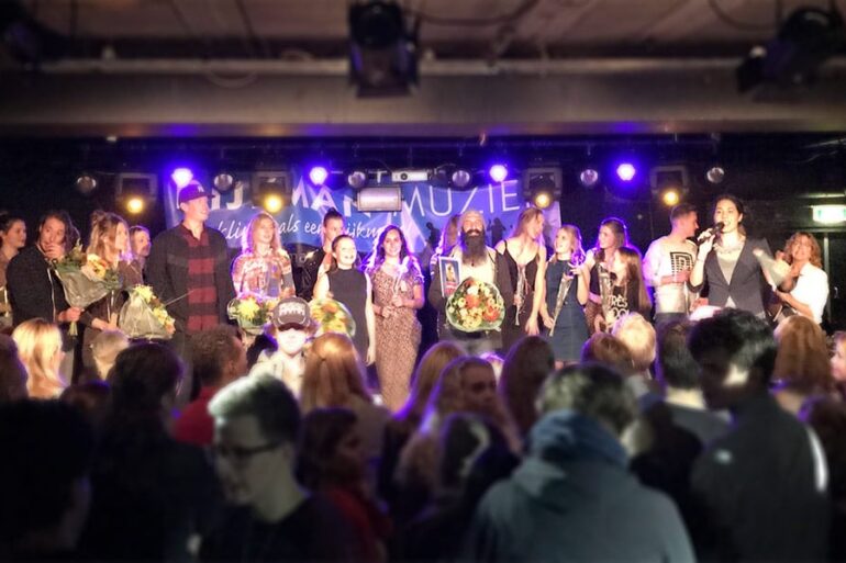 Just Sing deelnemers op podium