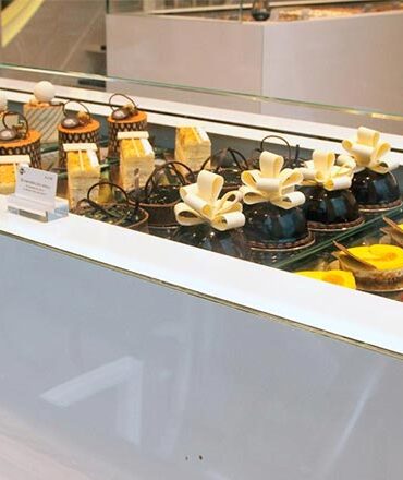 Dobla etalage met gebakjes