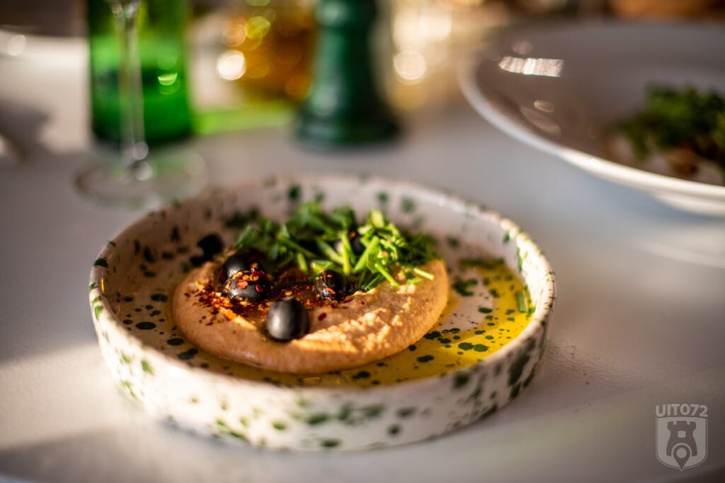 Tel Aviv spicy hummus met Aleppo peper, mango chutney en zwarte olijven - soul beach