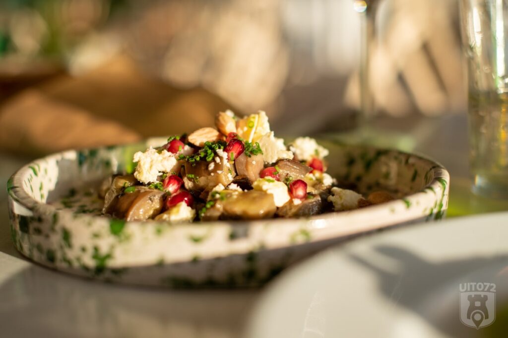 Vega roast aubergine, cottage cheese, granaatappelpitten, amandel - soul beach