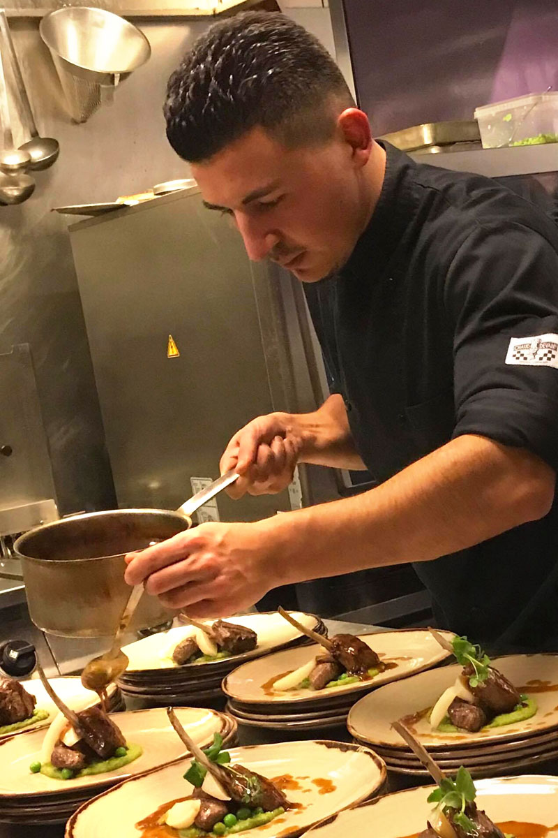 slava-maakt-borden-op