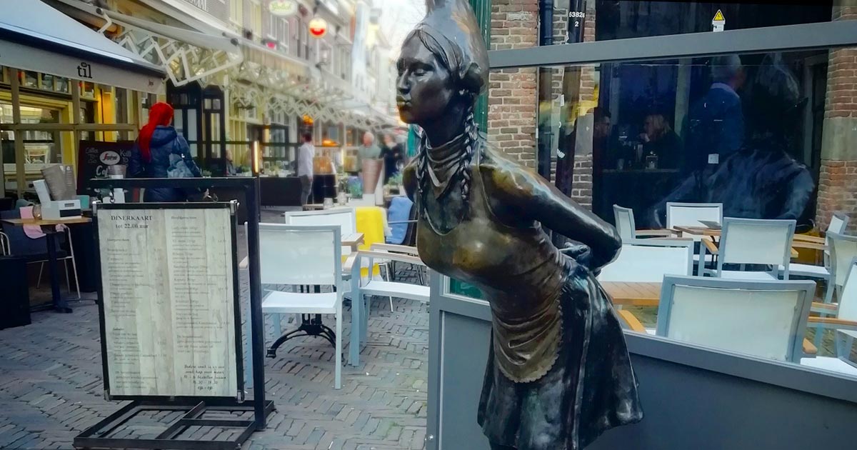 Alkmaars kussend kaasmeisje