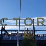 Trijntje Oosterhuis op grote hoogte tijdens Victorie Rooftop Show