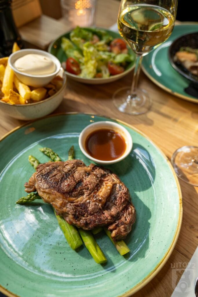 Ribeye (dry aged) van Simmetaler rund, gegrilde groene asperges en groene salade met jus de veau