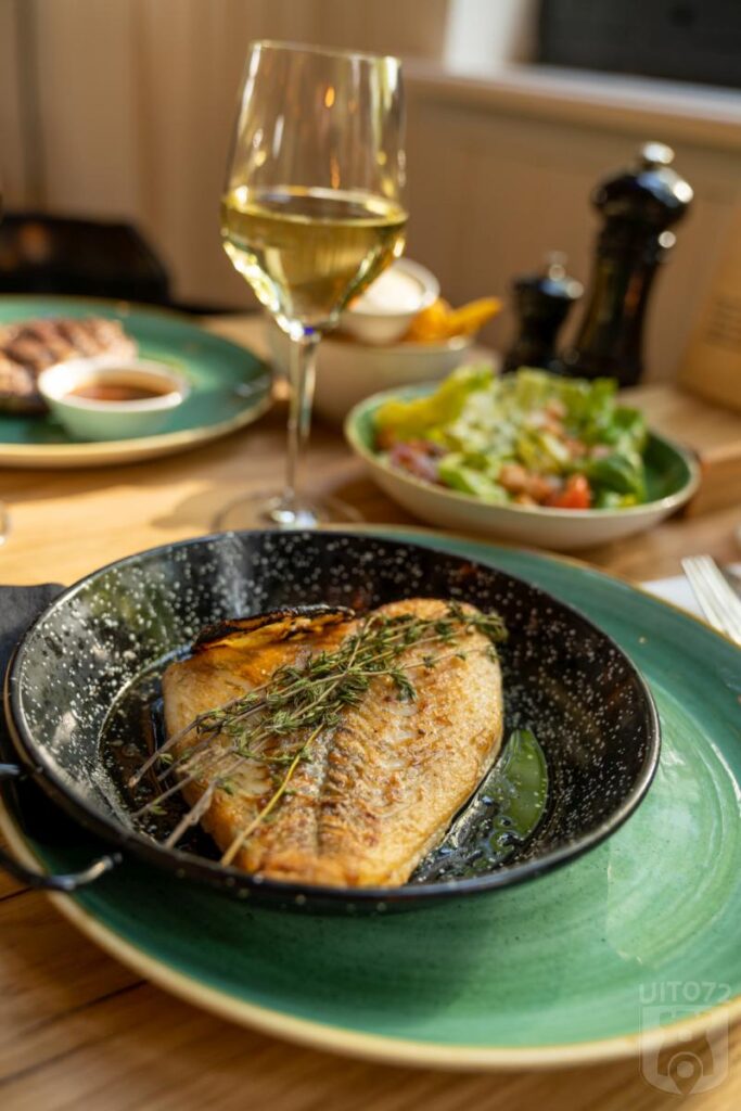 Tarbot op de graat gebakken met groene salade, citroenboter en friet