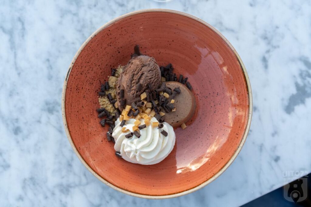 Chocolademousse met gezouten caramel en vanille room