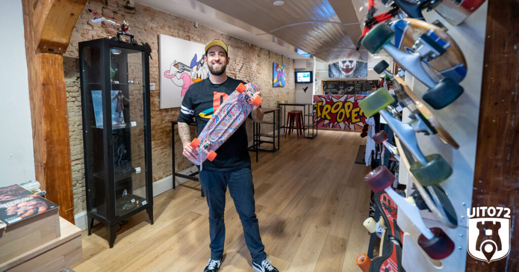 Wim Derksen met skateboard in zijn winkel