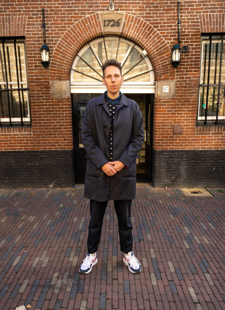 Brian staand voor Taormina (Neder)