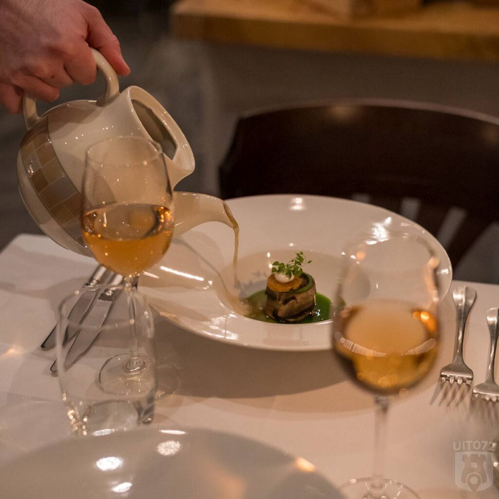 Paddenstoel consommé, duxelles, persillade, croutons