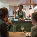 Brian toont de Goji wortel aan de chef's table