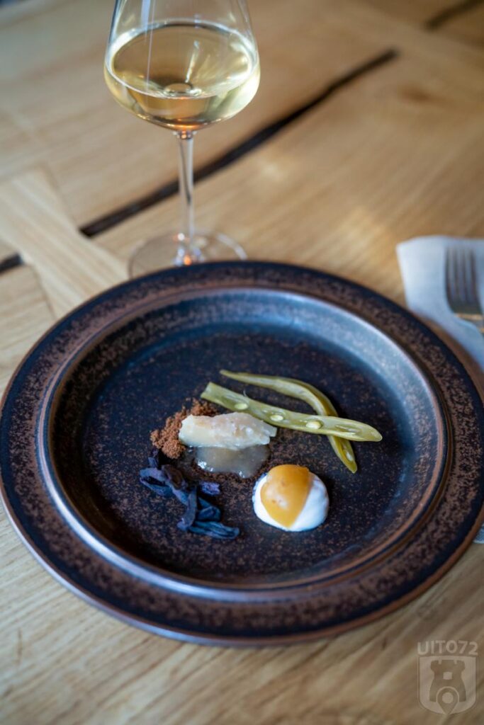 Geconserveerde sperzieboon, hangop met onrijpe pruim, rabarberjam met oude Hollandse kaas, hazelnootcrumble en gedroogde kojiwortel.