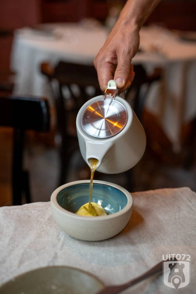 Emulsie van Remeker Pracht (oud), stoof van rode zuurkool en hert, met een bouillon van hertenbotten en douglassparolie