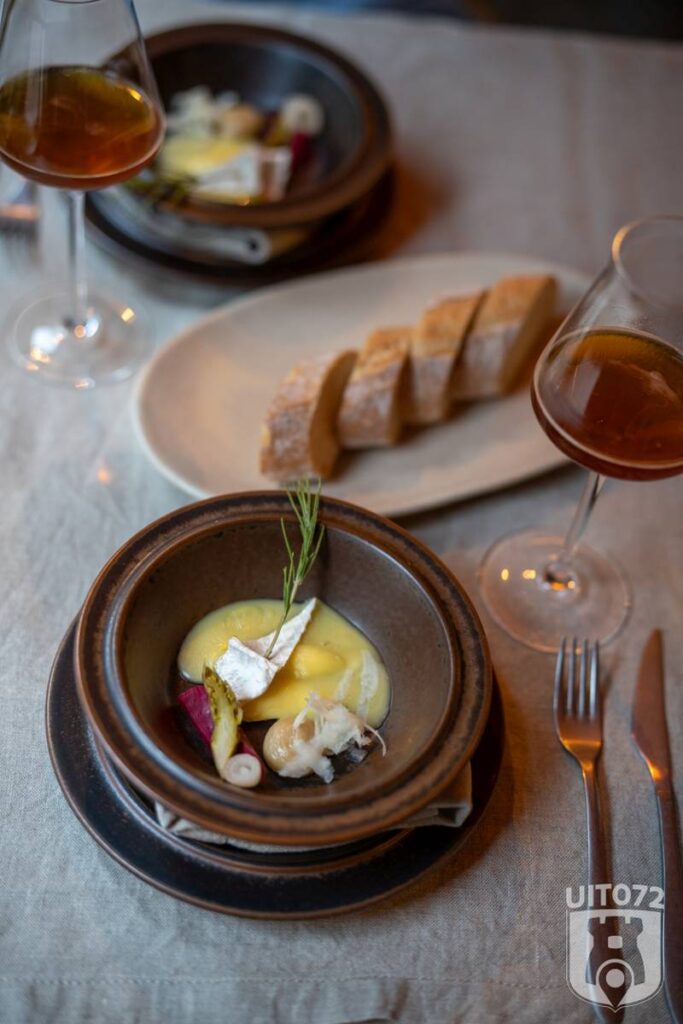 Madelief & Le Clochard uit de oven met gepofte knoflookpuree, ingelegde groenten, koolrabi en bier met gefermenteerde eikels, geserveerd met stokbrood van Haarlemmermeerse granen