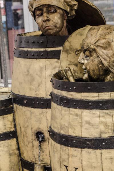 living-statues-barrels