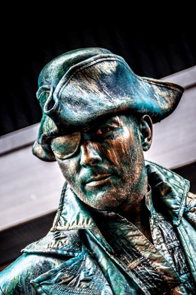 living-statues-pirate