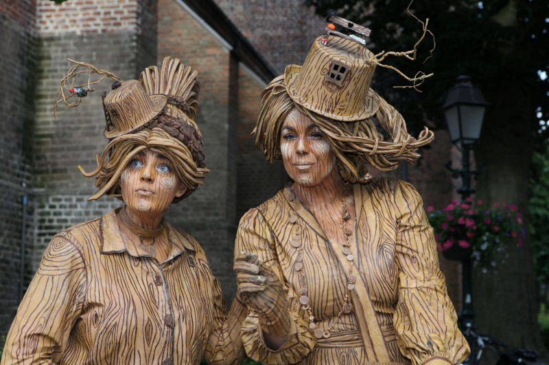 living-statues-wood