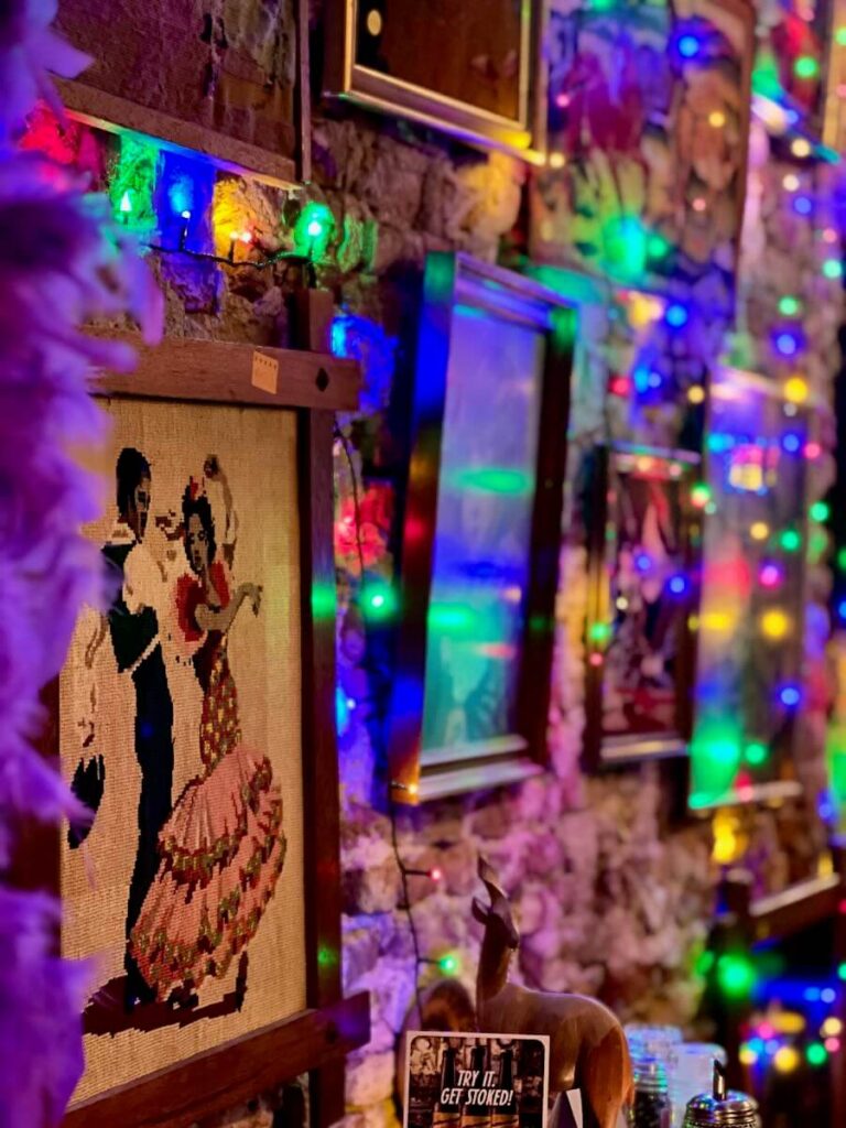 SOEPP: borduurwerk aan muur