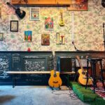 Café de Tuin: muur met gitaar en podium