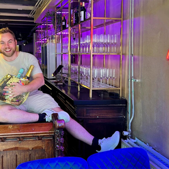 Tommy Zwartjes op bar in Puncher