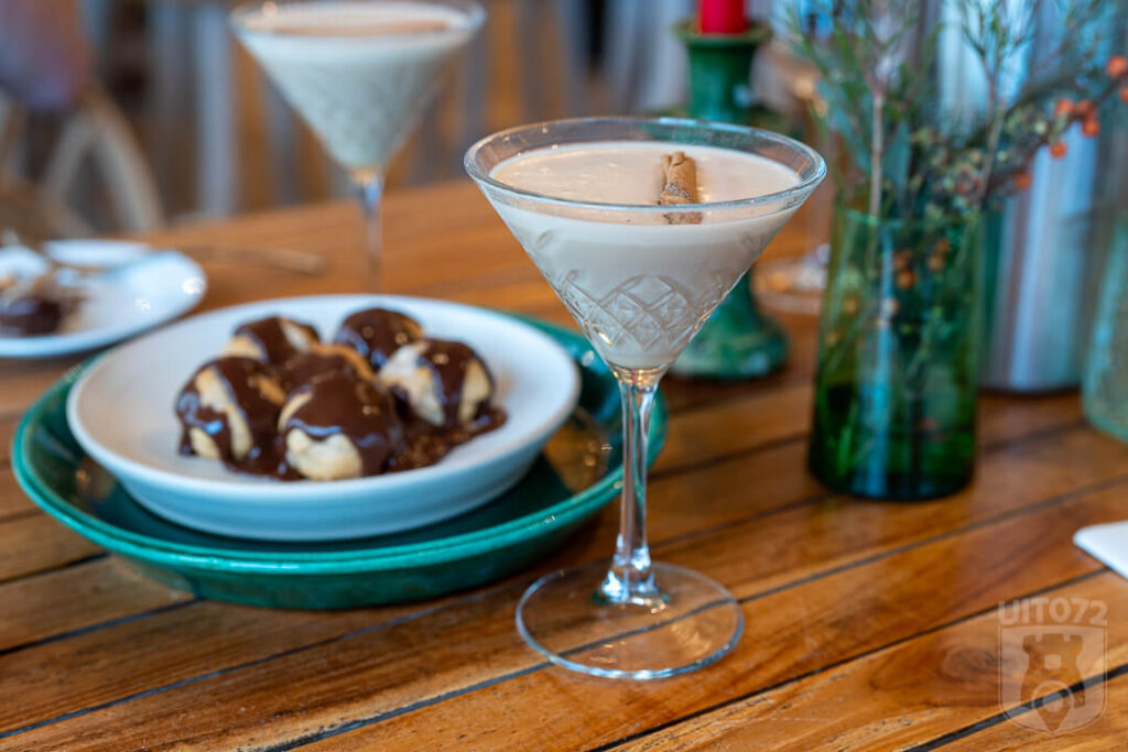 Chai Latte Martini met soesjes gevuld met frangipane | vanille crème |
mousse van Tia Maria | warme chocoladesaus