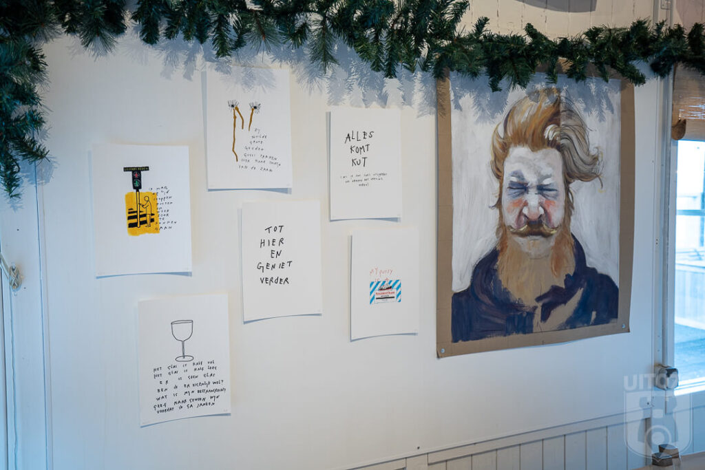 Tekeningen van Rogier Roeters en schilderij van Sofia Sparla aan de wand van Soul Beach