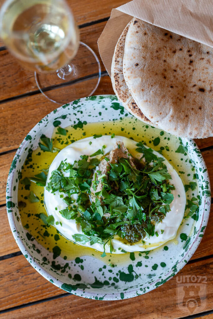 Hangop, tahin, peterselie en olijfolie