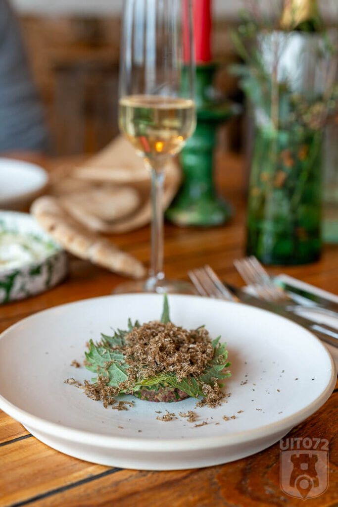 Steak tartaar van ree van de Veluwe | kappertjes | shisho | geschaafde truffel (Soul Beach)