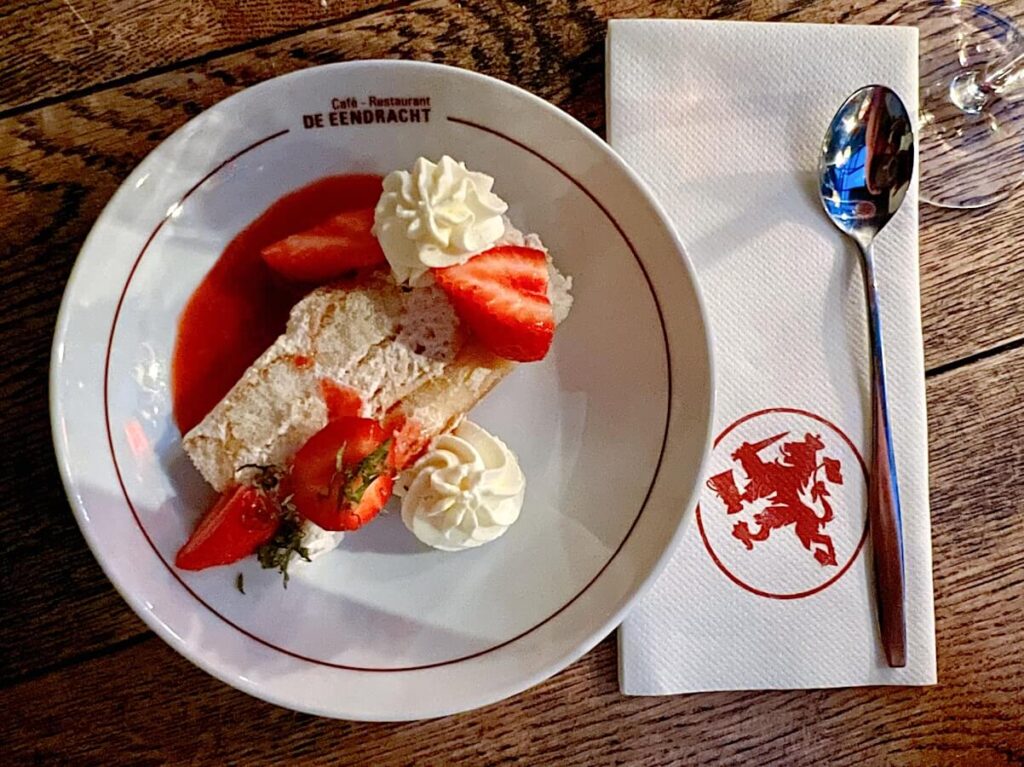 Aardbeientiramisu met verse aardbeien, slagroom en munt