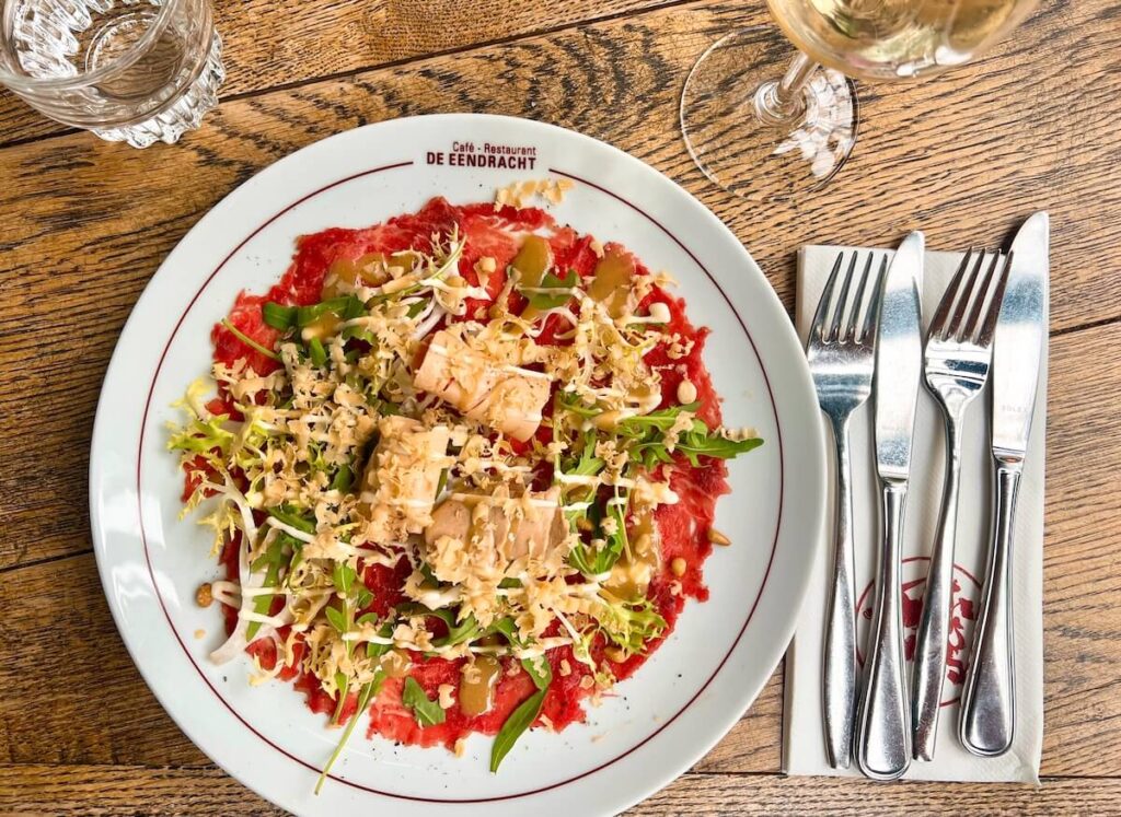 Carpaccio van ossenhaas met eendenleverkrullen en een dressing van Banyuls