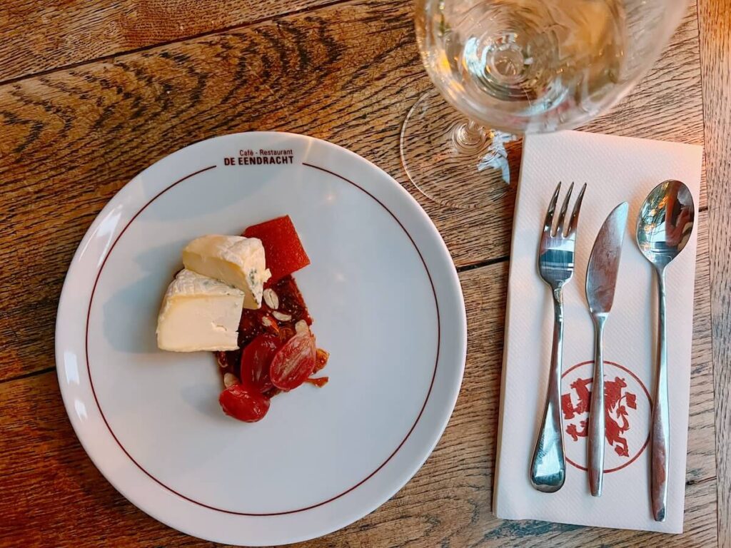 Mathilde's kaas met kweeperengelei en kletsenbrood