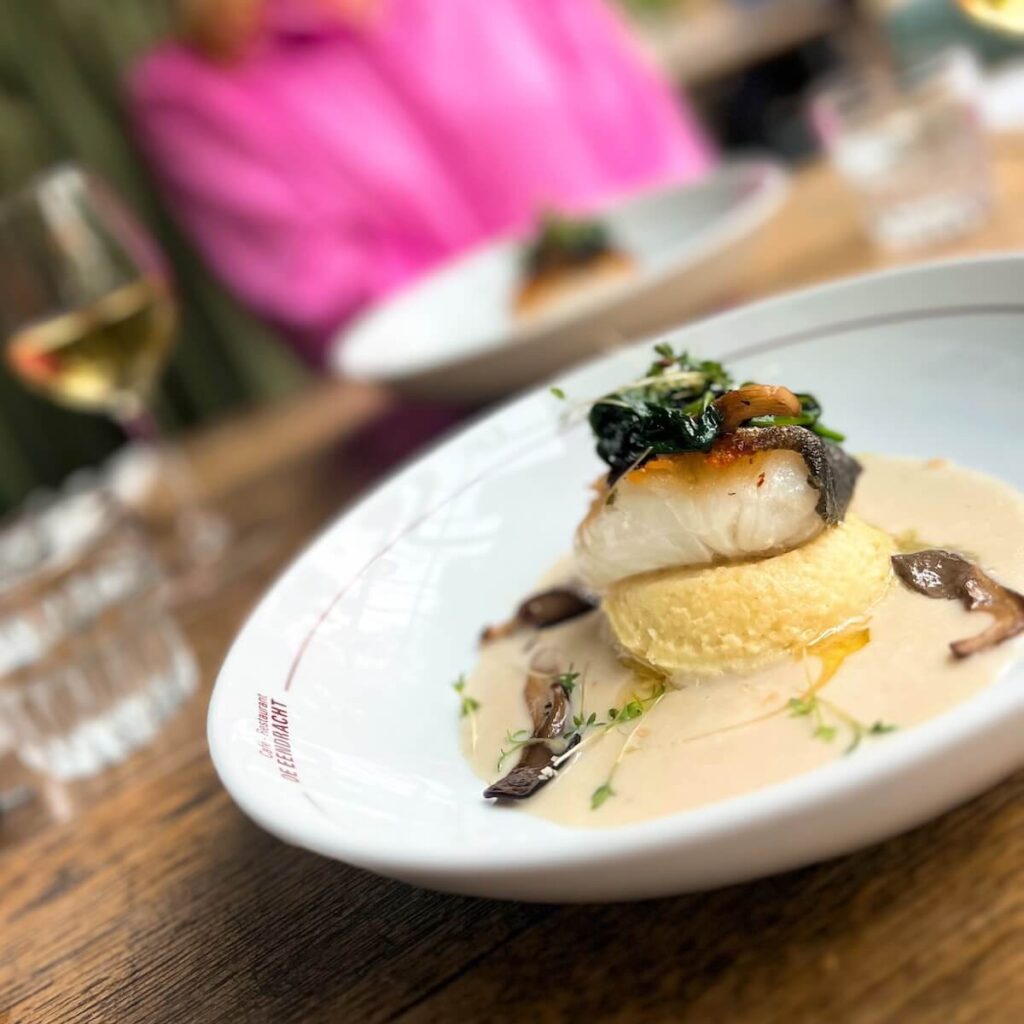 Kabeljauwfilet met een saus van aardpeer, Hollandse spinazie oesterzwam en hazelnoot