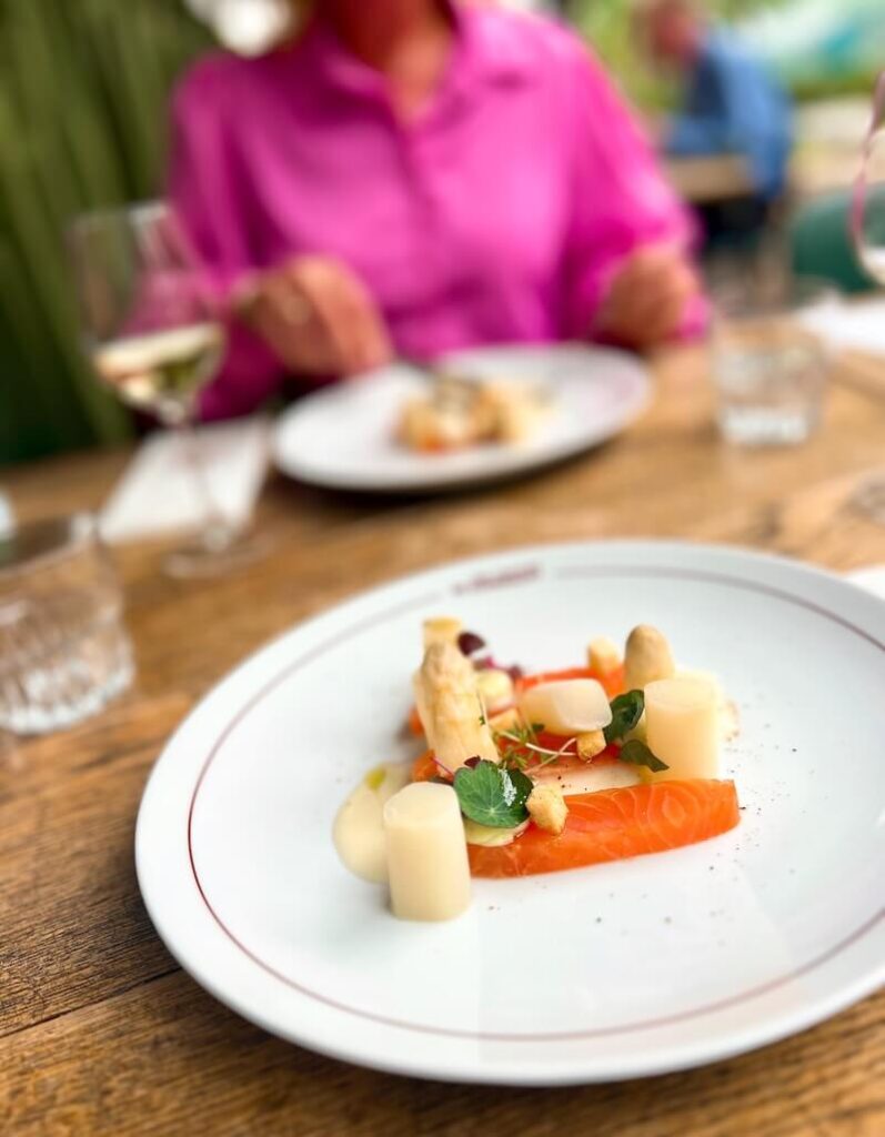 Hollandse asperges met gerookte zalm van Bawykov en dragon