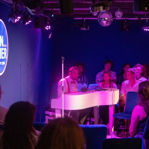 Tommy Zwartjes achter piano in Puncher