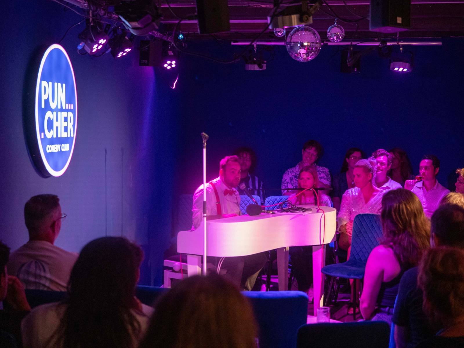 Tommy Zwartjes achter piano in Puncher