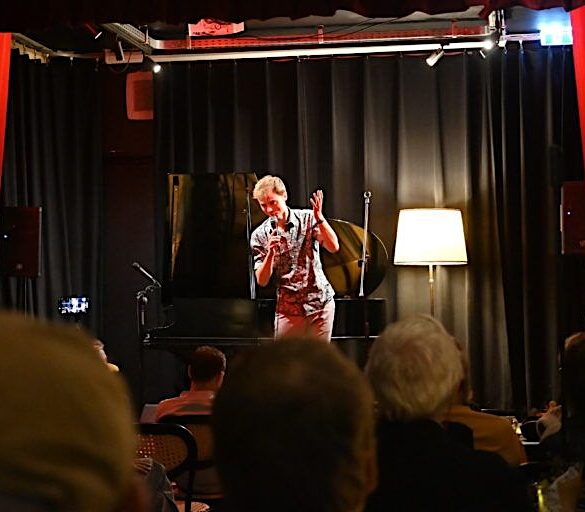 Organisator en presentator cabaretier Luuk Ransijn tijdens de eerste editie van Proest! In De Alkenaer. (Foto: Linda Rooker)