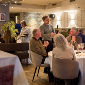 Interieur, Joep legt wijnen uit aan tafel (De Essentie Heiloo)