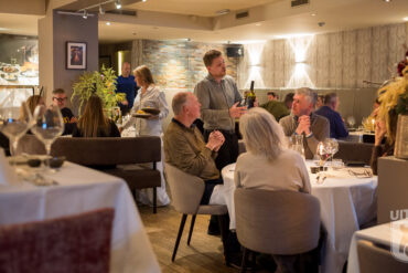 Interieur, Joep legt wijnen uit aan tafel (De Essentie Heiloo)