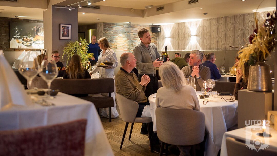 Interieur, Joep legt wijnen uit aan tafel (De Essentie Heiloo)