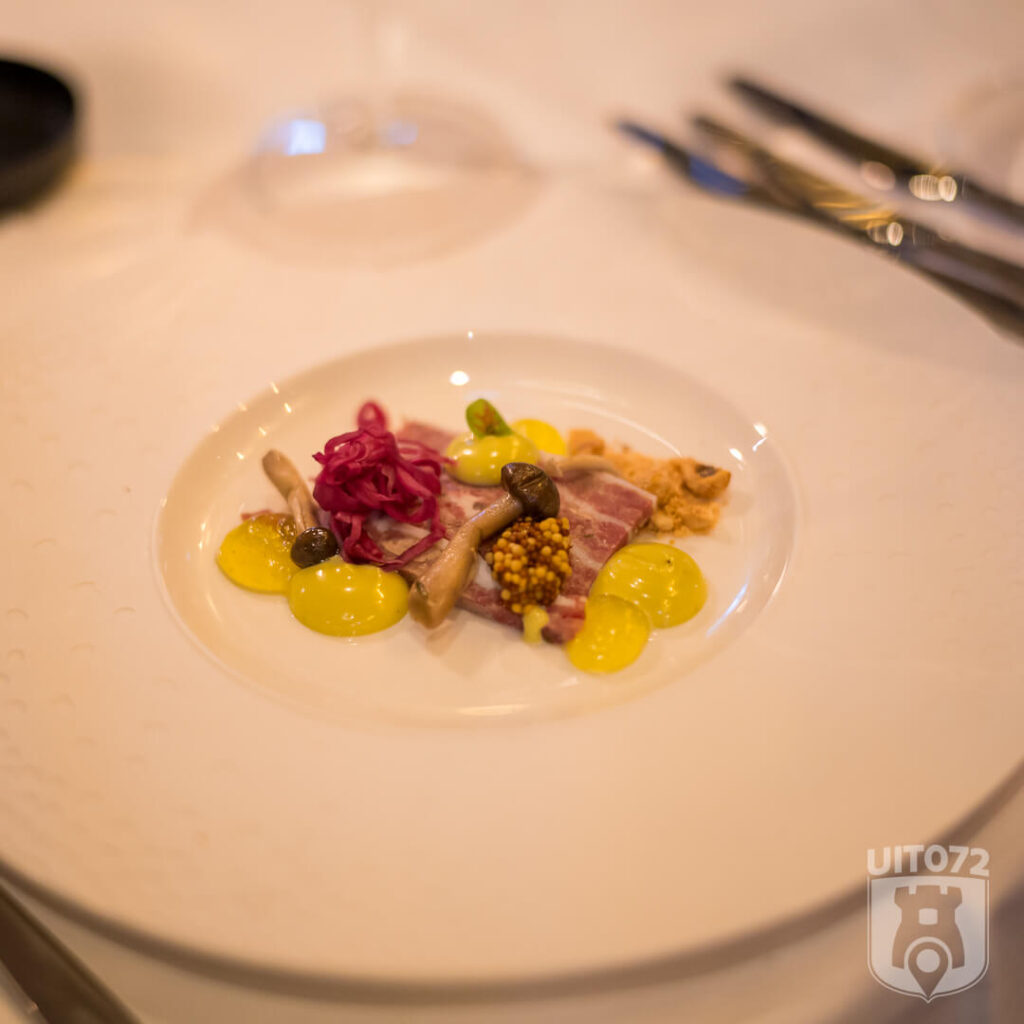 Kalfsborst · Lardo · Bundelzwam ​· Hazelnoot · Mosterdzaad · Bokbier (De Essentie Heiloo)