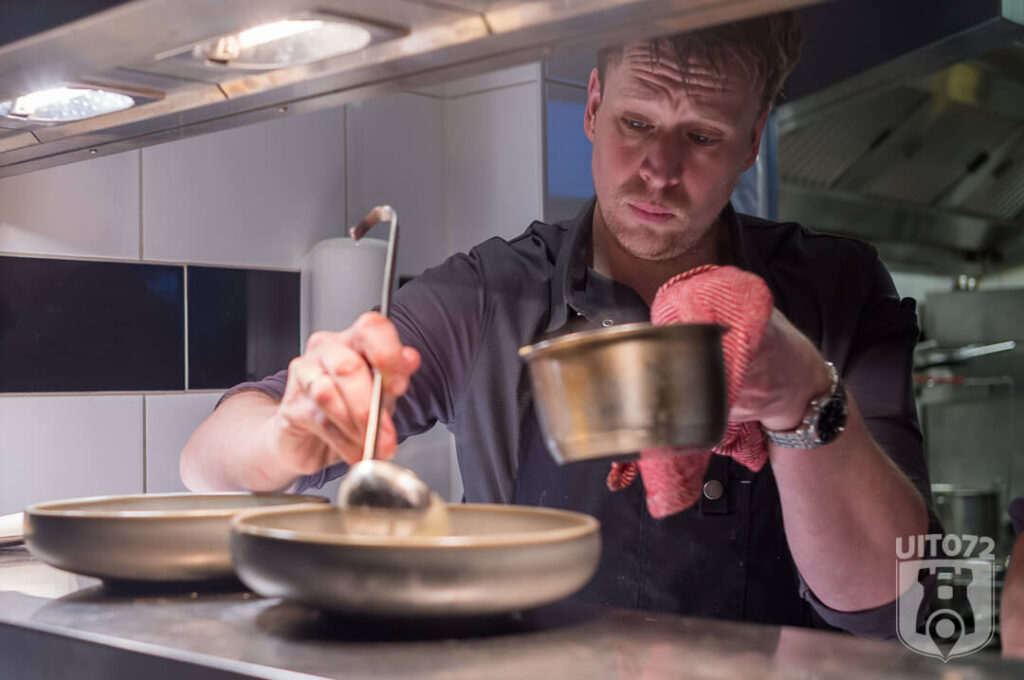Robbert geconcentreerd in de keuken (De Essentie Heiloo)