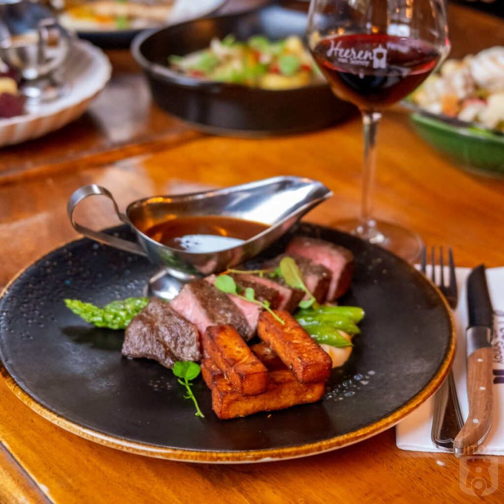 Australische sukade | Krokante gnocchi | groene asperges | rode wijnsaus